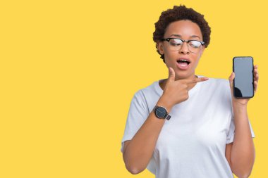 Genç Afro-Amerikan kadın gösteren smartphone ekran üzerinde izole arka el ve parmak ile işaret çok mutlu