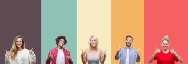 Kolaj grup üzerinde el ile pozitif jest yapıyor renkli vintage izole arka plan başarı işareti başparmak gülümseyen ve mutlu genç insan. Neşeli bir ifadeyle, kazanan jest kameraya bakıyor.