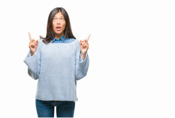Joven Mujer Asiática Vistiendo Suéter Invierno Sobre Fondo Aislado Asombrado —  Fotos de Stock