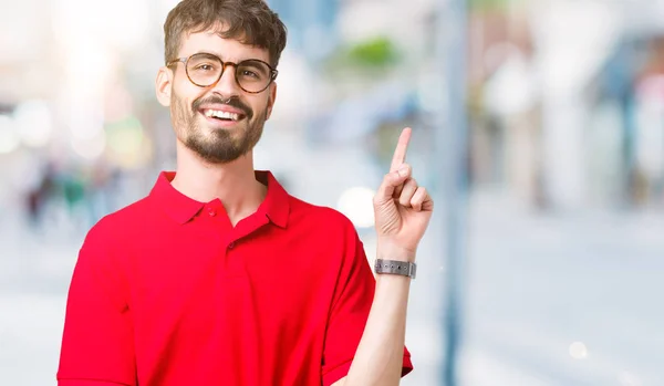 Kameraya Bakarak Yan Parmak Ile Işaret Yüzünde Kocaman Bir Gülümseme — Stok fotoğraf