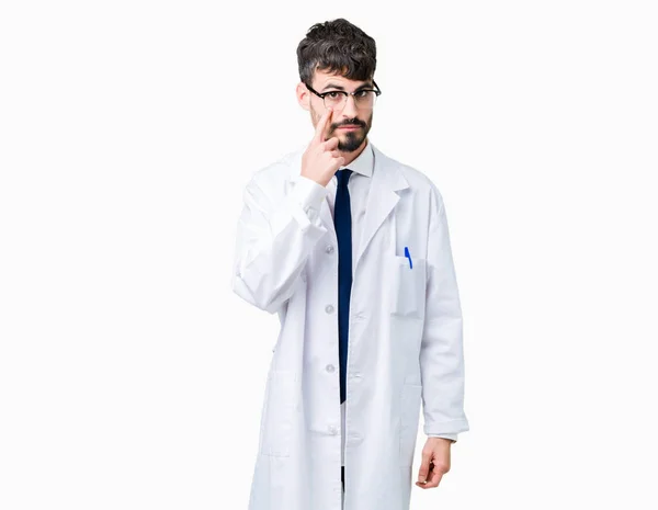 Giovane Scienziato Professionista Uomo Indossa Cappotto Bianco Sfondo Isolato Indicando — Foto Stock