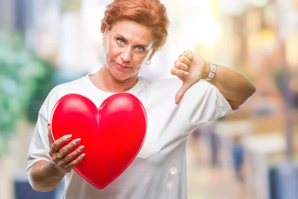 Mulher Caucasiana Sênior Segurando Coração Vermelho Amor Sobre Fundo Isolado — Fotografia de Stock
