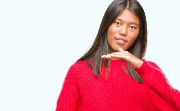 上冬のセーターを着ている若いアジア女性は 背景がメジャー シンボル兆し大きな 大きなサイズの手でジェスチャーを分離しました カメラを見て笑っています 測定概念 — ストック写真