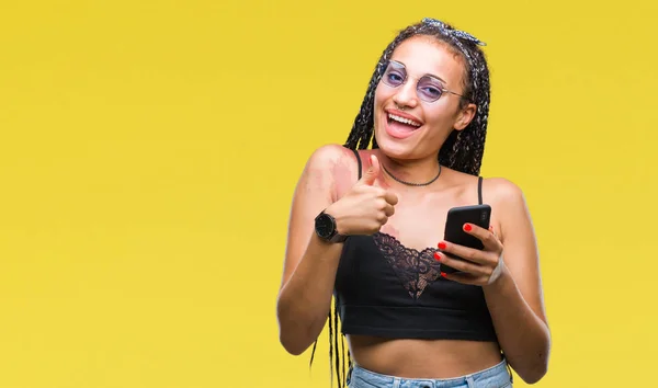 Jovem Trançado Cabelo Afro Americano Com Marca Nascimento Usando Smartphone — Fotografia de Stock