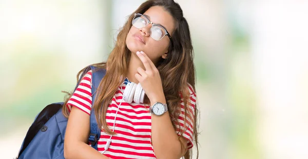 Ung Vacker Brunett Student Kvinna Bär Hörlurar Och Ryggsäck Över — Stockfoto