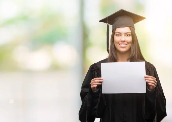 Jovem Hispânica Vestindo Uniforme Graduado Segurando Papel Diploma Com Rosto — Fotografia de Stock