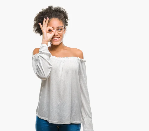 Молодая Афро Американка Очках Изолированном Фоне Делает Хорошо Жест Улыбкой — стоковое фото