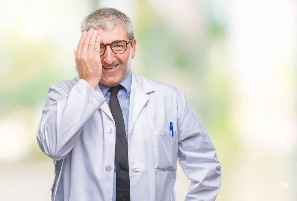 Bonito Médico Sênior Cientista Homem Profissional Vestindo Casaco Branco Sobre — Fotografia de Stock