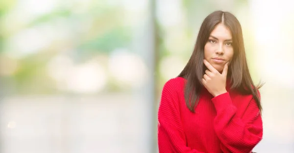 Jonge Mooie Hispanic Dragen Rode Trui Zoek Vertrouwen Camera Met — Stockfoto