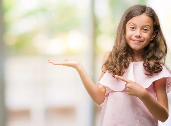 Brunett Spansktalande Tjej Klädd Rosa Klänning Förvånade Och Ler Till — Stockfoto