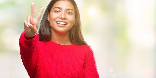 Giovane Bella Donna Araba Indossa Maglione Invernale Sfondo Isolato Sorridente — Foto Stock