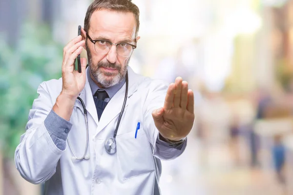 Mezzo Età Anziano Hoary Medico Uomo Parlando Smartphone Sfondo Isolato — Foto Stock