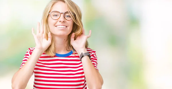 Mulher Bonita Usando Óculos Sobre Fundo Isolado Tentando Ouvir Ambas — Fotografia de Stock