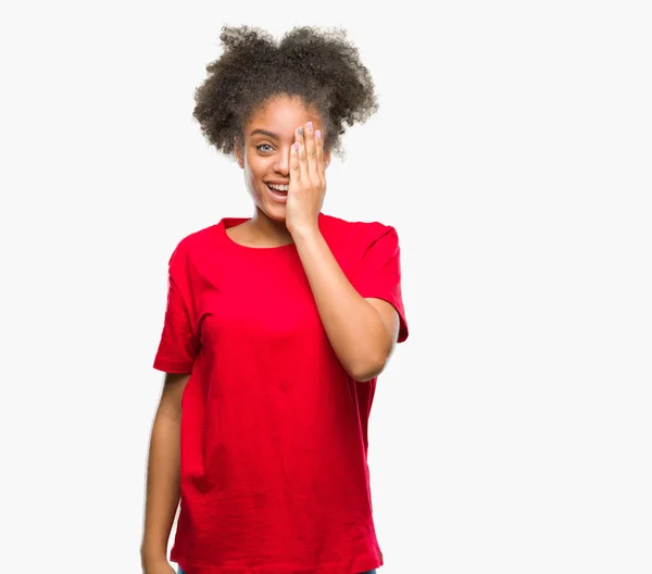 顔と驚きの感情に自信を持って笑顔で手で片目を覆う孤立の背景に若いアフロ アメリカ人女性 — ストック写真