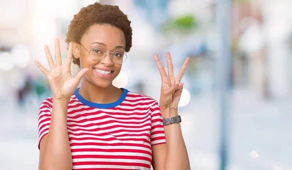 Vackra Unga Afroamerikanska Kvinnan Bär Glasögon Över Isolerade Bakgrund Visar — Stockfoto