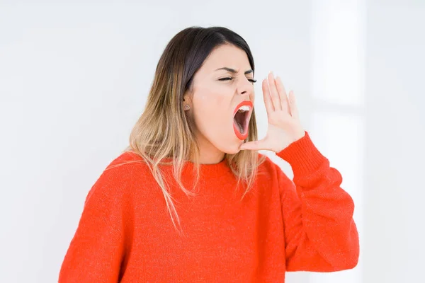 Mujer Joven Con Suéter Rojo Casual Sobre Fondo Aislado Gritando — Foto de Stock