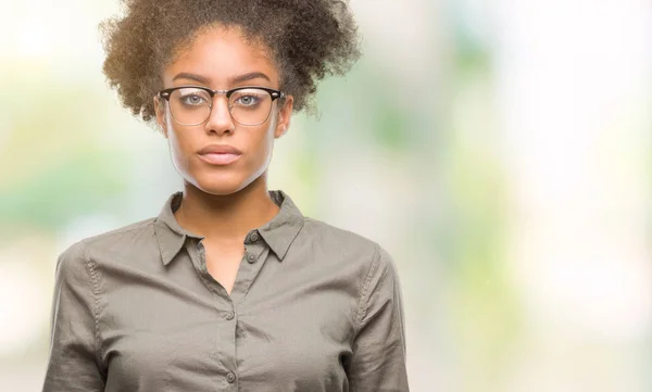 Mujer Afroamericana Joven Con Gafas Sobre Fondo Aislado Con Expresión —  Fotos de Stock