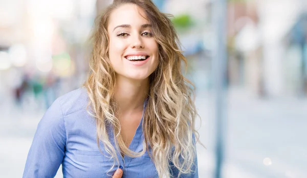 Bella Giovane Donna Affari Bionda Sfondo Isolato Sorridente Ridente Forte — Foto Stock