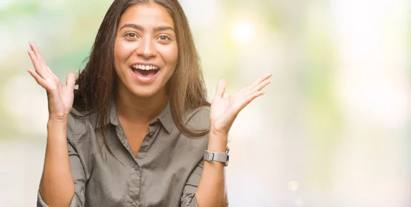 Giovane Bella Araba Sfondo Isolato Che Celebra Pazzo Stupito Successo — Foto Stock