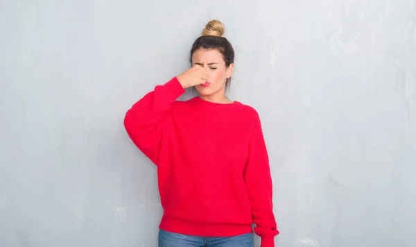 Giovane Donna Adulta Sul Muro Grigio Grunge Indossa Vestito Invernale — Foto Stock