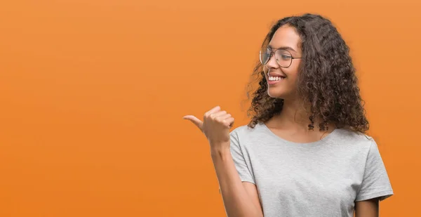 Mooie Jonge Spaanse Vrouw Bril Glimlachend Met Blij Gezicht Kijken — Stockfoto