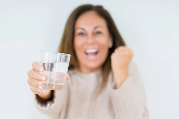 Frau Mittleren Alters Trinkt Glas Wasser Isoliert Hintergrund Schreit Stolz — Stockfoto