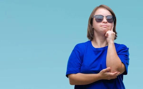 Mulher Adulta Jovem Com Síndrome Usando Óculos Sol Sobre Fundo — Fotografia de Stock