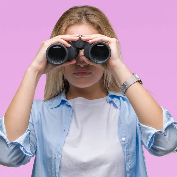 Junge Kaukasische Frau Mit Fernglas Über Isoliertem Hintergrund Und Selbstbewusstem — Stockfoto