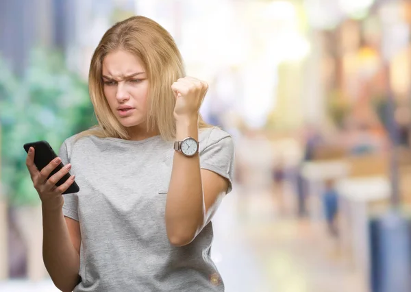 Joven Mujer Caucásica Enviando Mensaje Usando Teléfono Inteligente Sobre Fondo — Foto de Stock