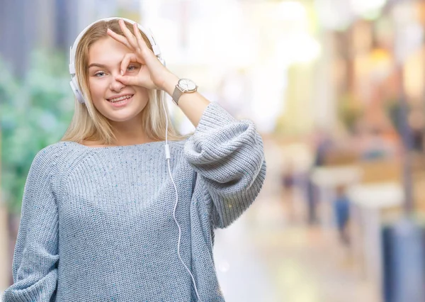 Unga Kaukasiska Kvinna Musiklyssnande Bär Hörlurar Över Isolerade Bakgrund Gör — Stockfoto