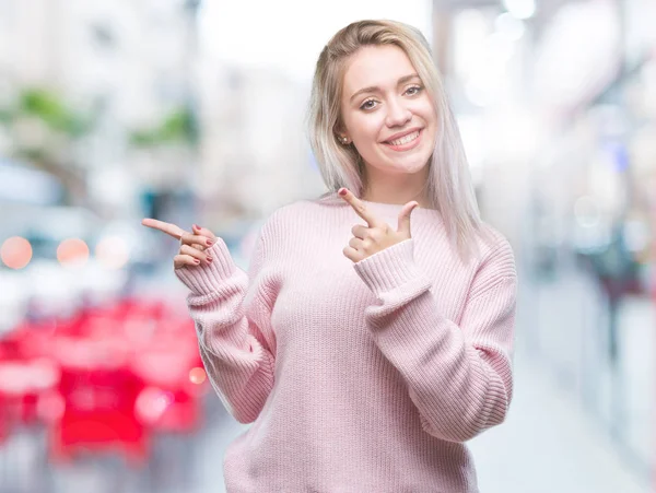 Unga Blonda Kvinnan Bär Vinter Tröja Över Isolerade Bakgrund Leende — Stockfoto
