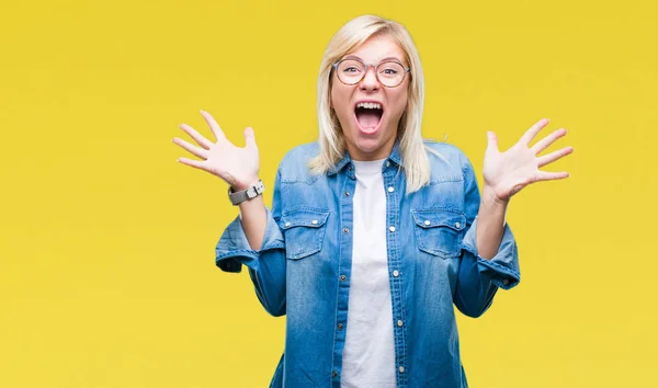 Jonge Mooie Blonde Vrouw Bril Geïsoleerd Achtergrond Vieren Gek Verbaasd — Stockfoto