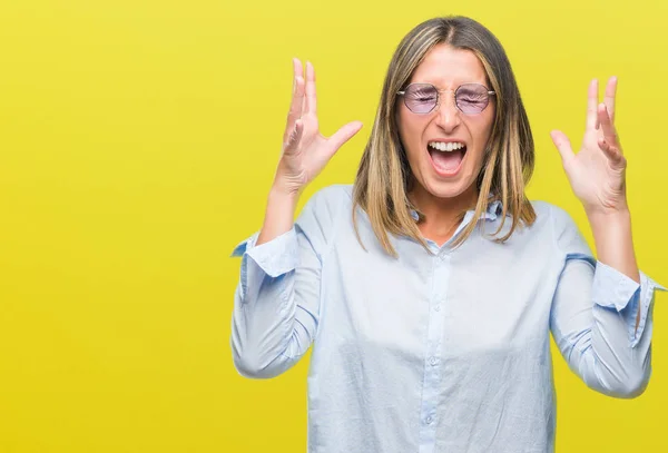 Mujer Hermosa Joven Con Gafas Sol Sobre Fondo Aislado Celebrando — Foto de Stock