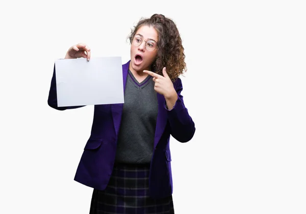 Joven Estudiante Morena Vistiendo Uniforme Escolar Sosteniendo Papel Blanco Sobre —  Fotos de Stock