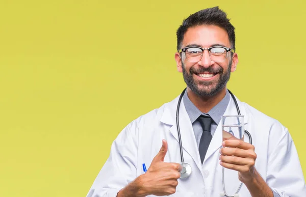 Człowiek Dorosły Hiszpanin Lekarz Picia Szklankę Wody Białym Tle Szczęśliwy — Zdjęcie stockowe
