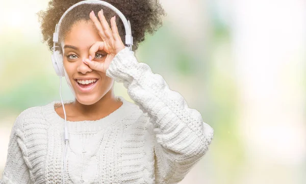 Αφρο Αμερικανικό Γυναίκα Φορώντας Ακουστικά Πέρα Από Απομονωμένο Υπόβαθρο Χαρούμενο — Φωτογραφία Αρχείου
