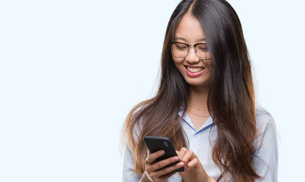 Jeune Femme Asiatique Textos Aide Smartphone Sur Fond Isolé Avec — Photo