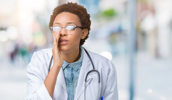 Jeune Médecin Afro Américain Femme Portant Manteau Médical Sur Fond — Photo