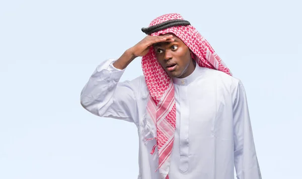 Giovane Uomo Africano Arabo Indossa Keffiyeh Tradizionale Sfondo Isolato Molto — Foto Stock