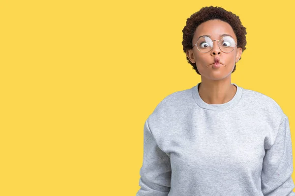 Jovem Mulher Afro Americana Bonita Vestindo Óculos Sobre Fundo Isolado — Fotografia de Stock