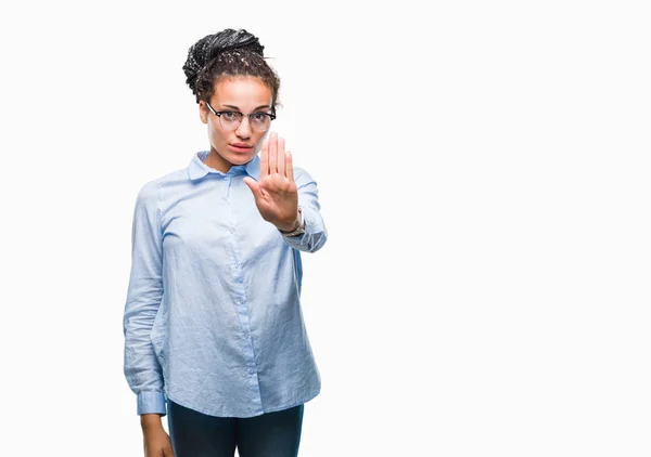 Joven Chica Negocios Afroamericana Trenzado Pelo Usando Gafas Sobre Fondo —  Fotos de Stock