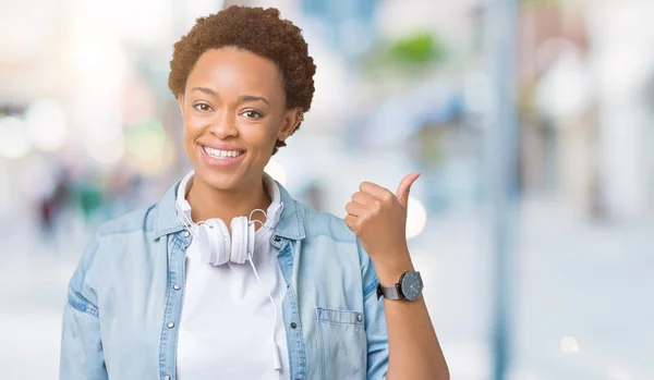 Junge Afrikanisch Amerikanische Frau Trägt Kopfhörer Über Isoliertem Hintergrund Lächelt — Stockfoto