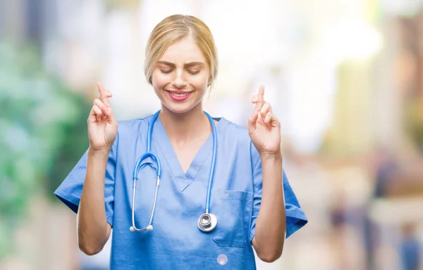 Mladá Krásná Blondýna Doktor Chirurg Sestra Žena Izolované Pozadí Úsměvem — Stock fotografie