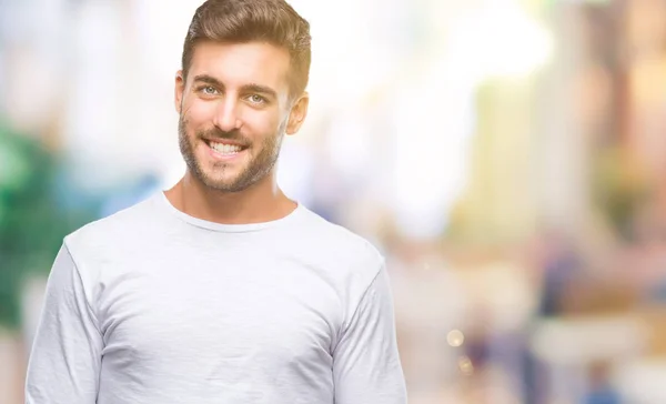 Joven Hombre Guapo Sobre Fondo Aislado Mirando Hacia Otro Lado —  Fotos de Stock