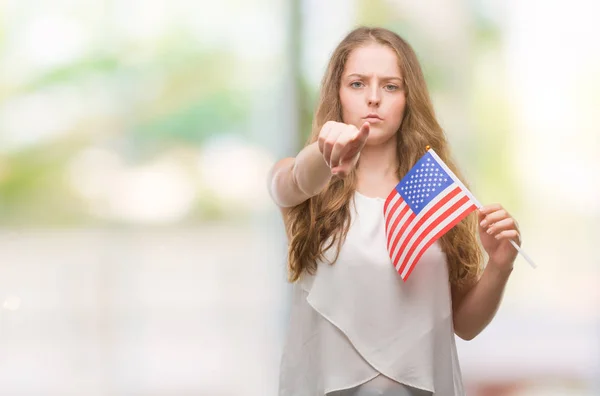 Mujer Rubia Joven Sosteniendo Bandera Señalando Con Dedo Cámara Usted —  Fotos de Stock