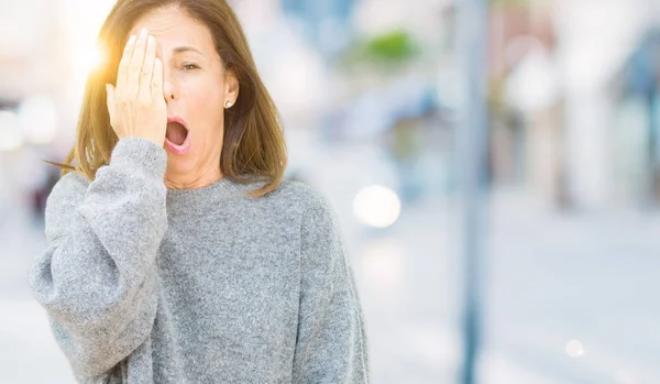 Vackra Medelålders Kvinna Iförd Vinter Tröja Över Isolerade Bakgrund Yawning — Stockfoto