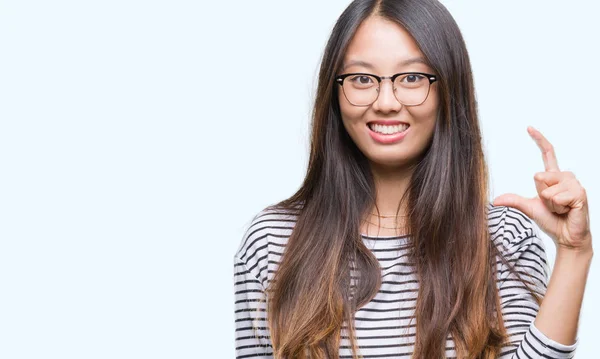 Jeune Femme Asiatique Portant Des Lunettes Sur Fond Isolé Geste — Photo