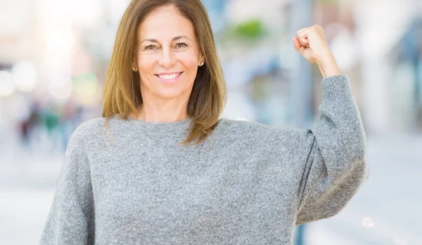 Hermosa Mujer Mediana Edad Con Suéter Invierno Sobre Fondo Aislado — Foto de Stock