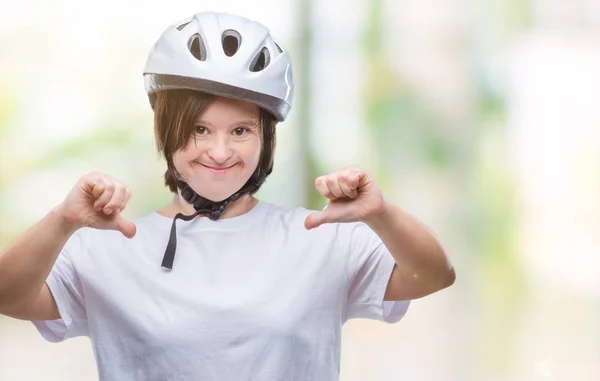 Kobieta Młody Rowerzysta Dorosłych Zespołem Downa Noszenie Hełmu Ochronnego Białym — Zdjęcie stockowe