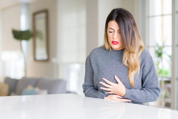 Mujer Hermosa Joven Que Usa Suéter Invierno Casa Con Mano —  Fotos de Stock